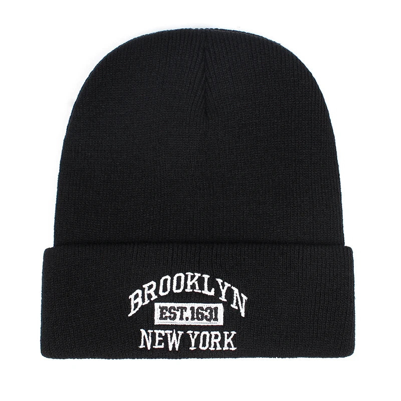 Ribbstickad svart mössa med texten BROOKLYN - EST. 1631 broderat i vitt