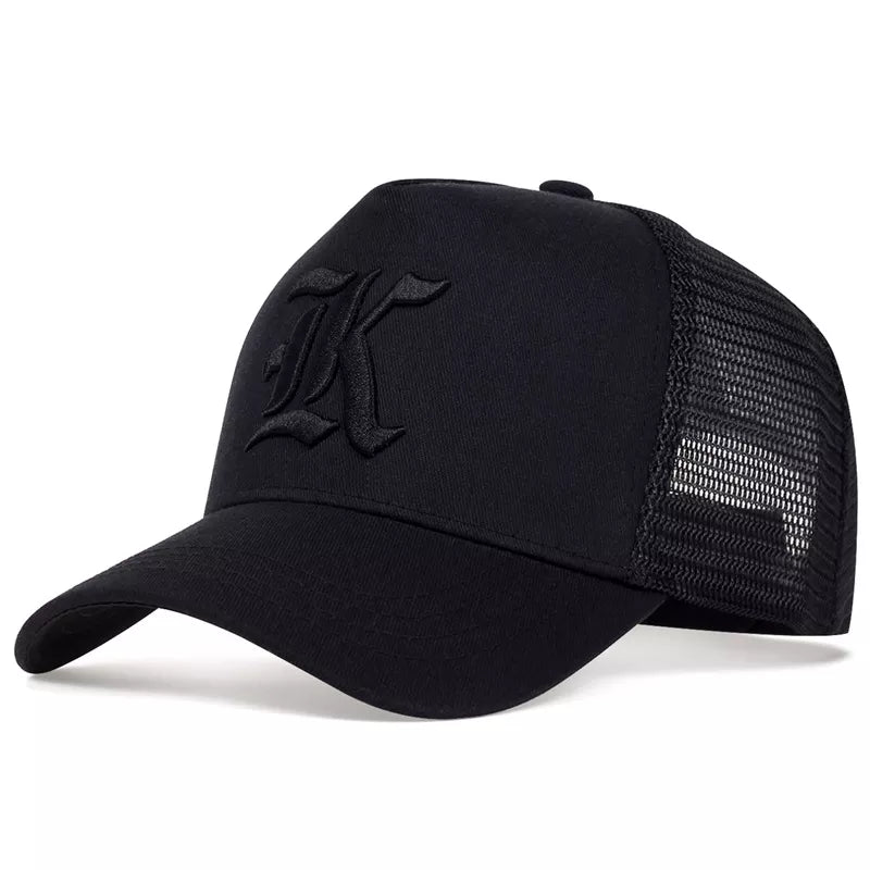 Svart keps med texten LK broderad på framsidan.