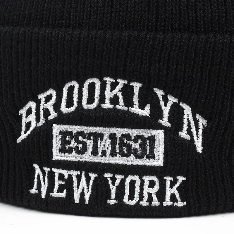 Ribbstickad svart mössa med texten BROOKLYN - EST. 1631 broderat i vitt