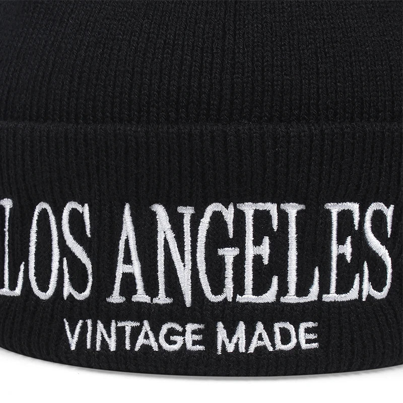 Ribbstickad svart mössa med texten LOS ANGELES - VINTAGE MADE broderat i vitt vid front