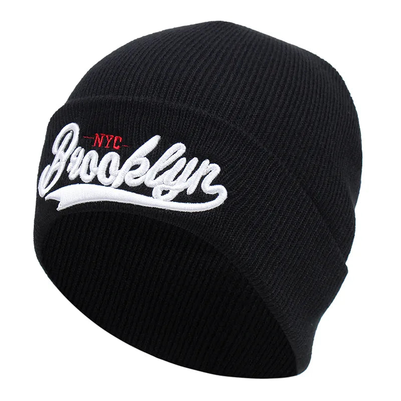 Ribbstickad svart mössa med texten BROOKLYN - NYC broderat i rött och vitt vid front