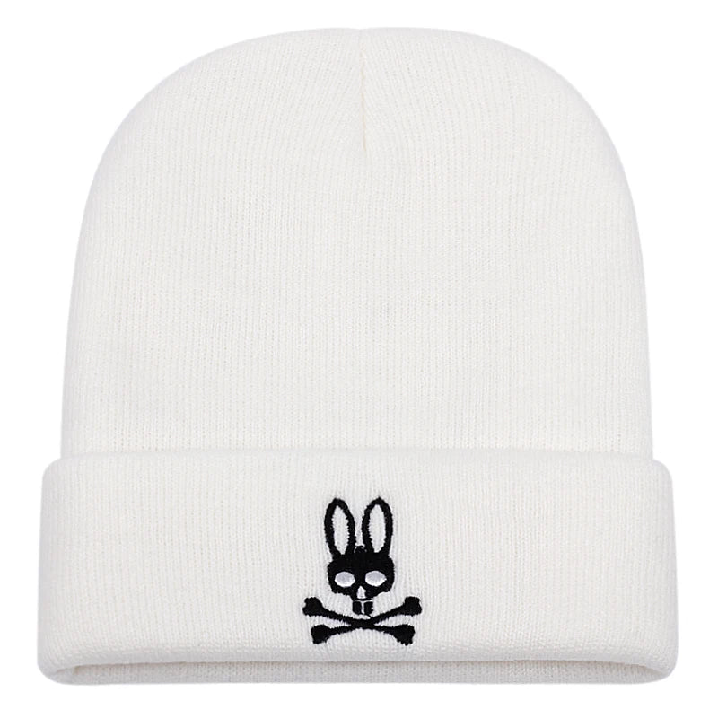 Ribbstickad vit mössa med svart kaninskalle och två korsade skelettben