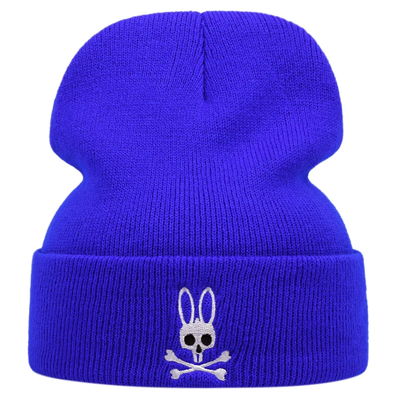 Ribbstickad blå mössa med vit kaninskalle och två korsade skelettben