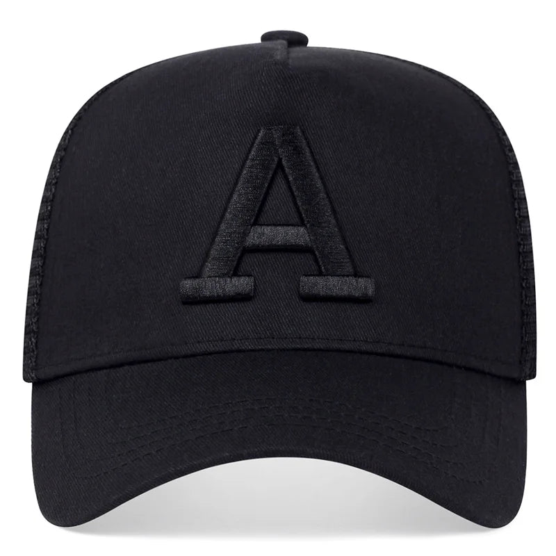 Svart truckerkeps med bokstaven A broderad på framsidan