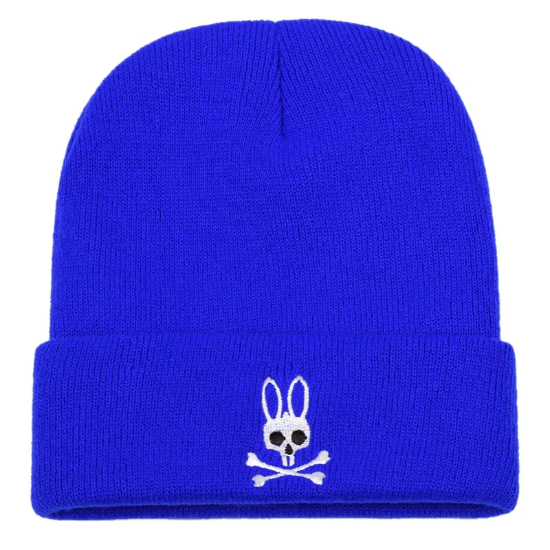 Ribbstickad blå mössa med vit kaninskalle och två korsade skelettben