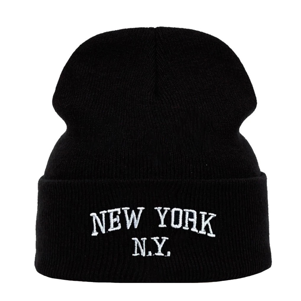 Ribbstickad svart mössa med texten NEW YORK - N.Y broderat i vitt vid front