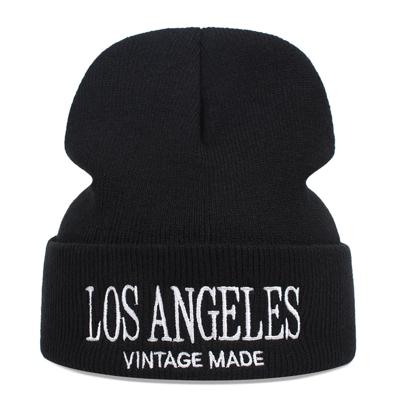 Ribbstickad svart mössa med texten LOS ANGELES - VINTAGE MADE broderat i vitt vid front