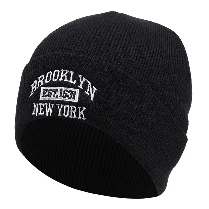 Ribbstickad svart mössa med texten BROOKLYN - EST. 1631 broderat i vitt