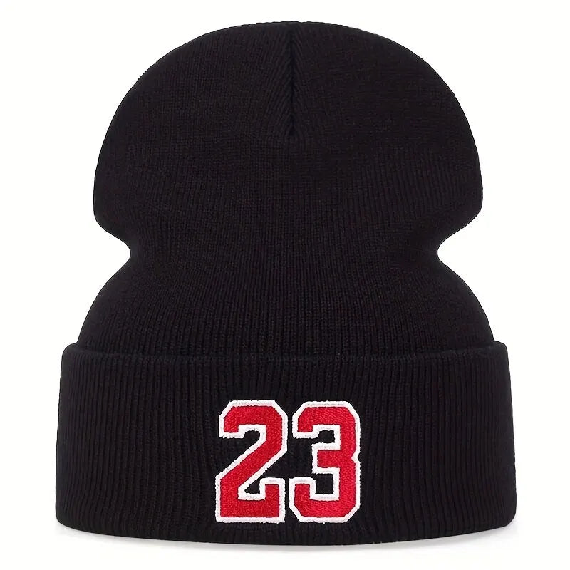 Ribbstickad svart mössa med nummer 23 i rött och vitt