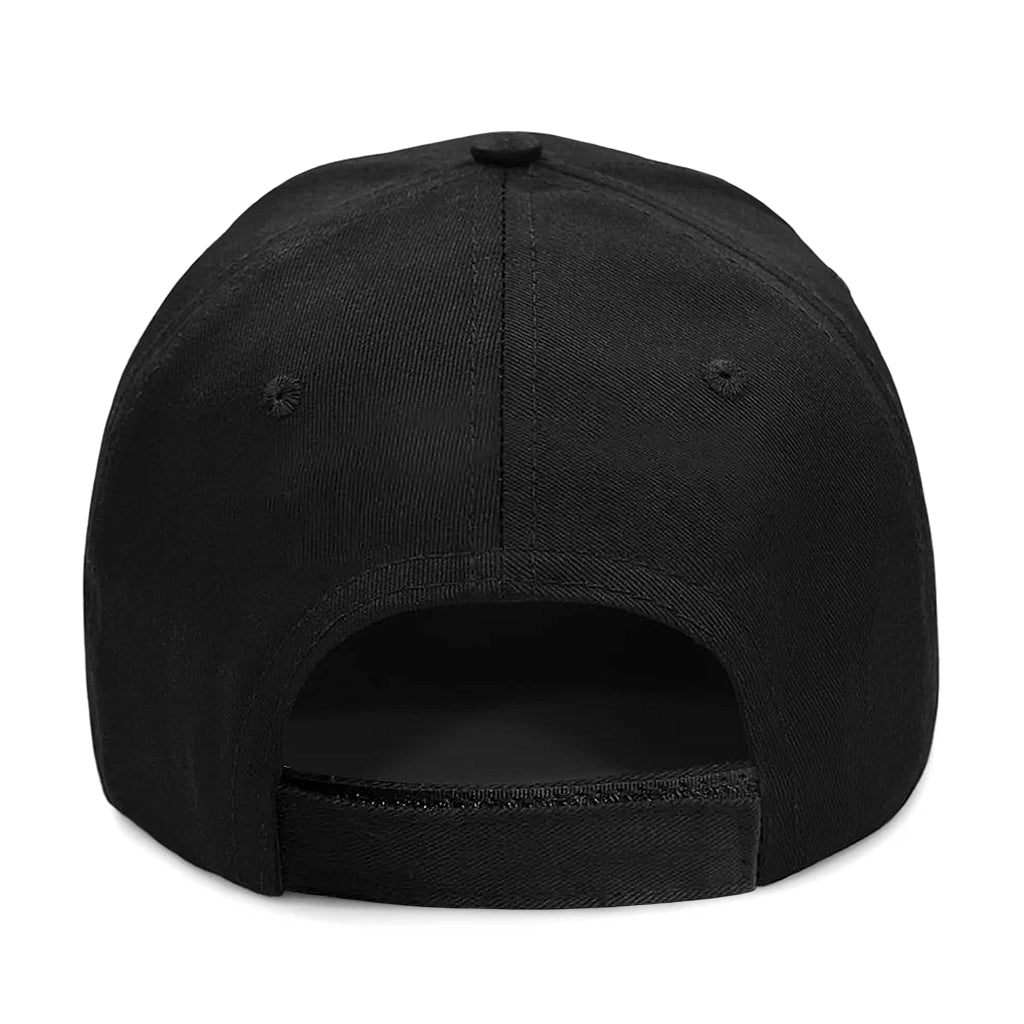 Svart keps med gotisk brodyrtext 'Make America Great Again' och svartvit flagga på sidan (Black cap with gothic embroidery 'Make America Great Again' and black-and-white flag on the side)