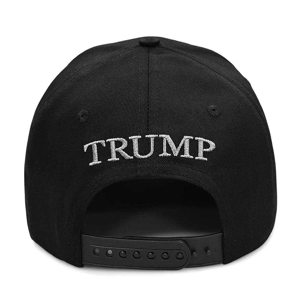 Svart keps med 'Make America Great Again' som bars av Elon Musk (black MAGA hat with 'Make America Great Again' worn by Elon Musk)