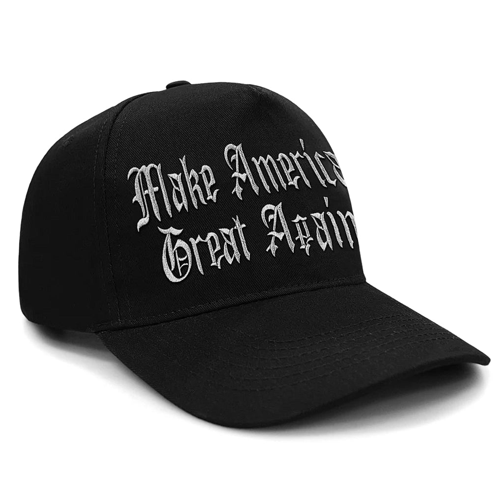 Svart keps med 'Make America Great Again' med gotiska bokstäver, som bars av Elon Musk (black MAGA hat with 'Make America Great Again' with gothic letters, worn by Elon Musk)