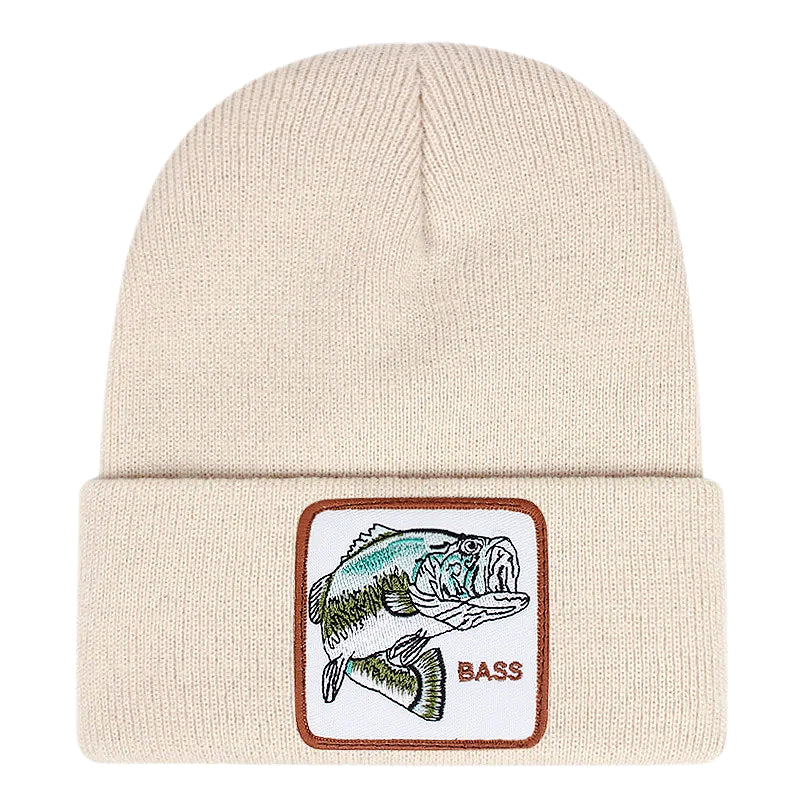 Ribbstickad beige fiskarmössa med fisk på och texten BASS.