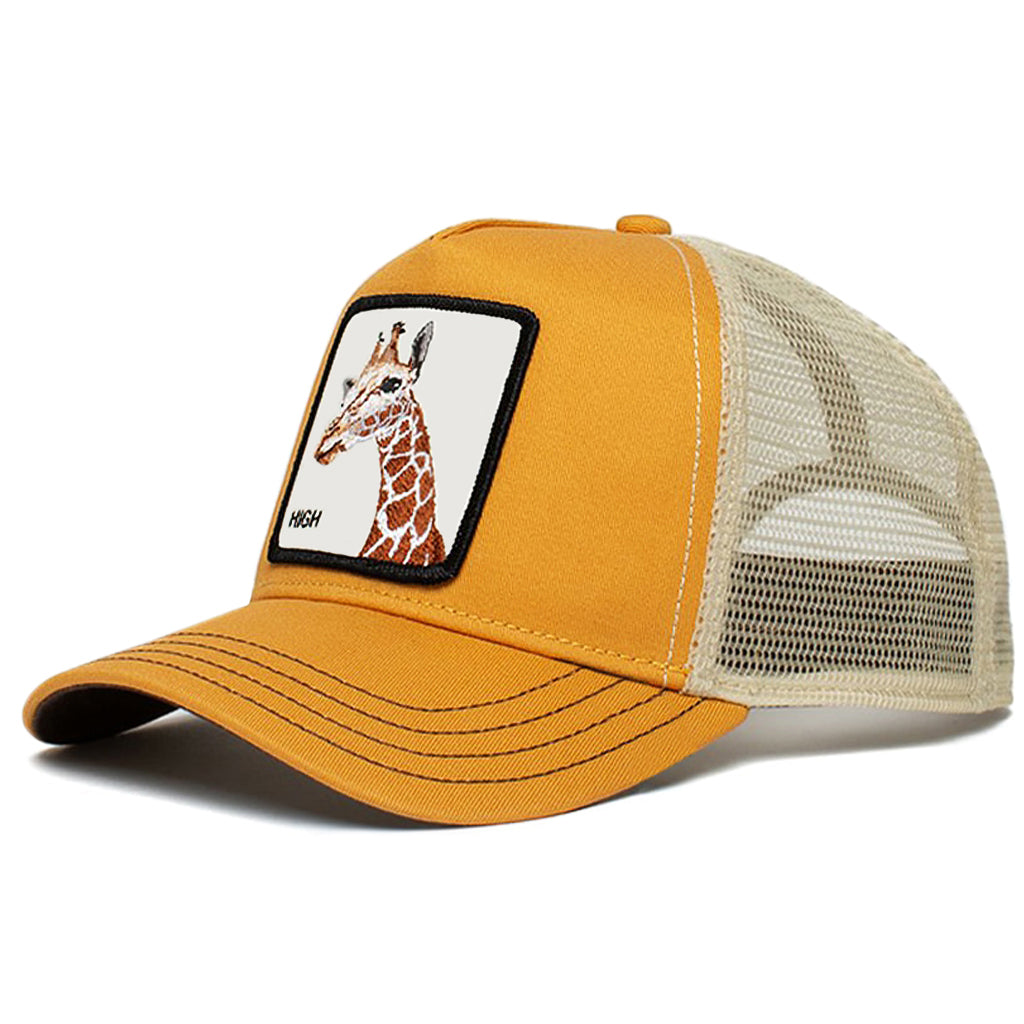 Orange trucker-keps med giraff och texten high broderad på tygpatch