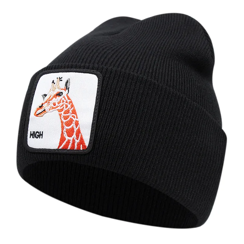 Svart mössa med giraff och texten high broderad på tygpatch