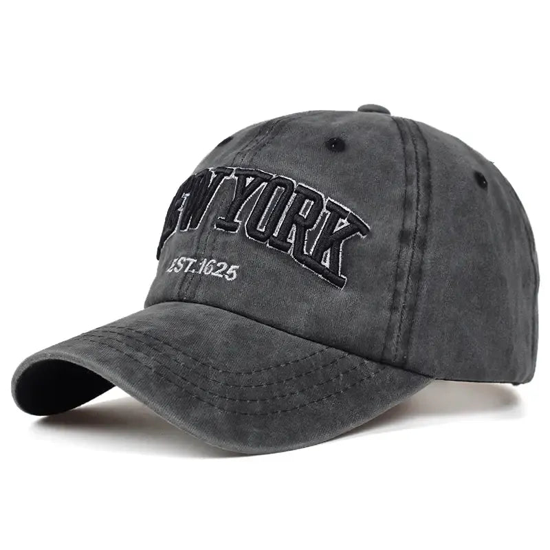 Stentvättad mörkgrå keps för herr med retro-brodyren: NEW YORK - EST. 1625