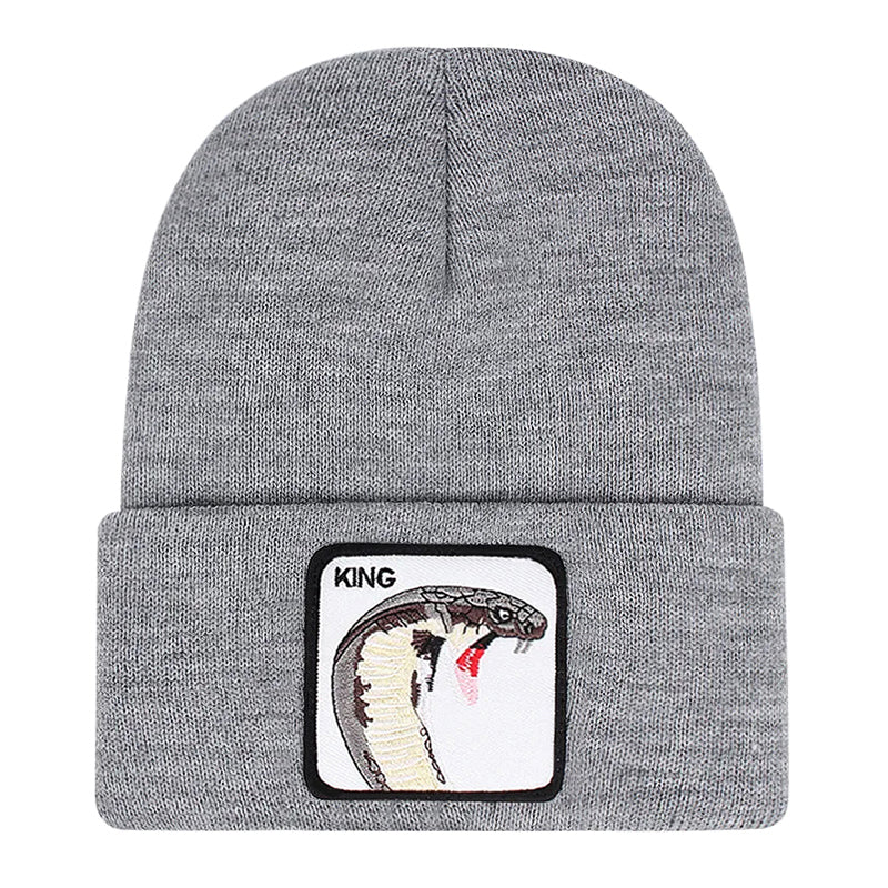 Ribbstickad grå mössa med orm på