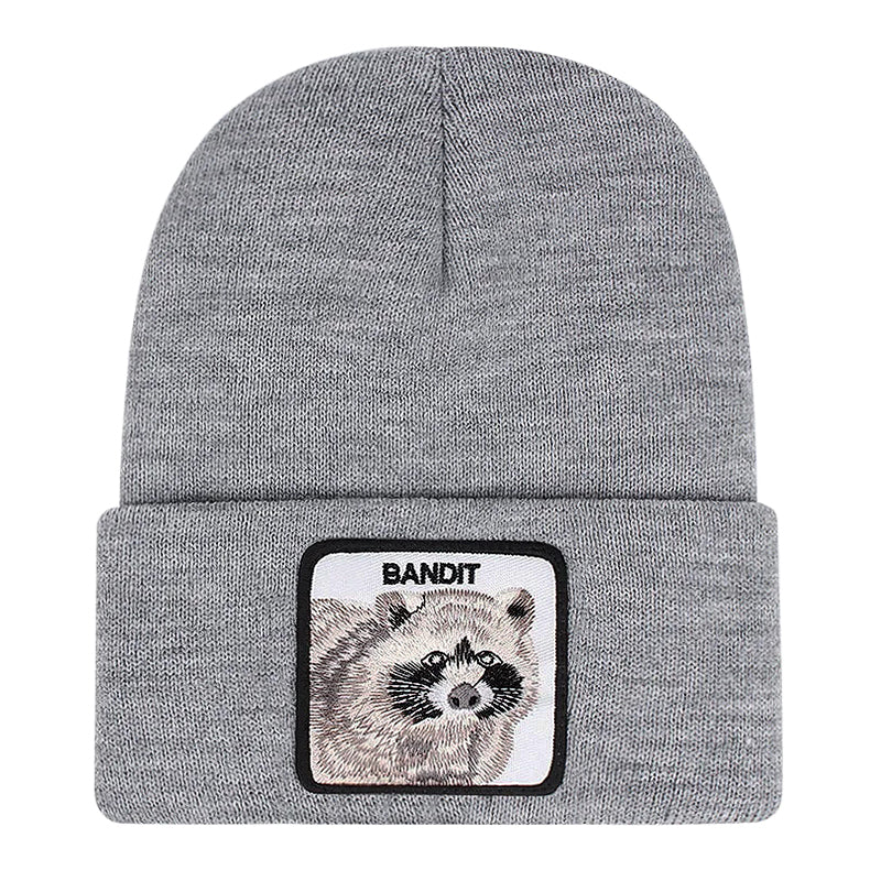 Ribbstickad grå mössa med tvättbjörn på