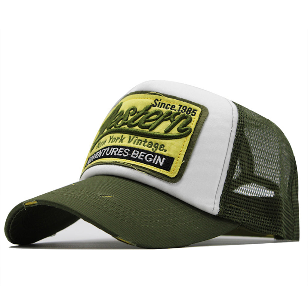 Vit och grön keps med tryck på framsidan