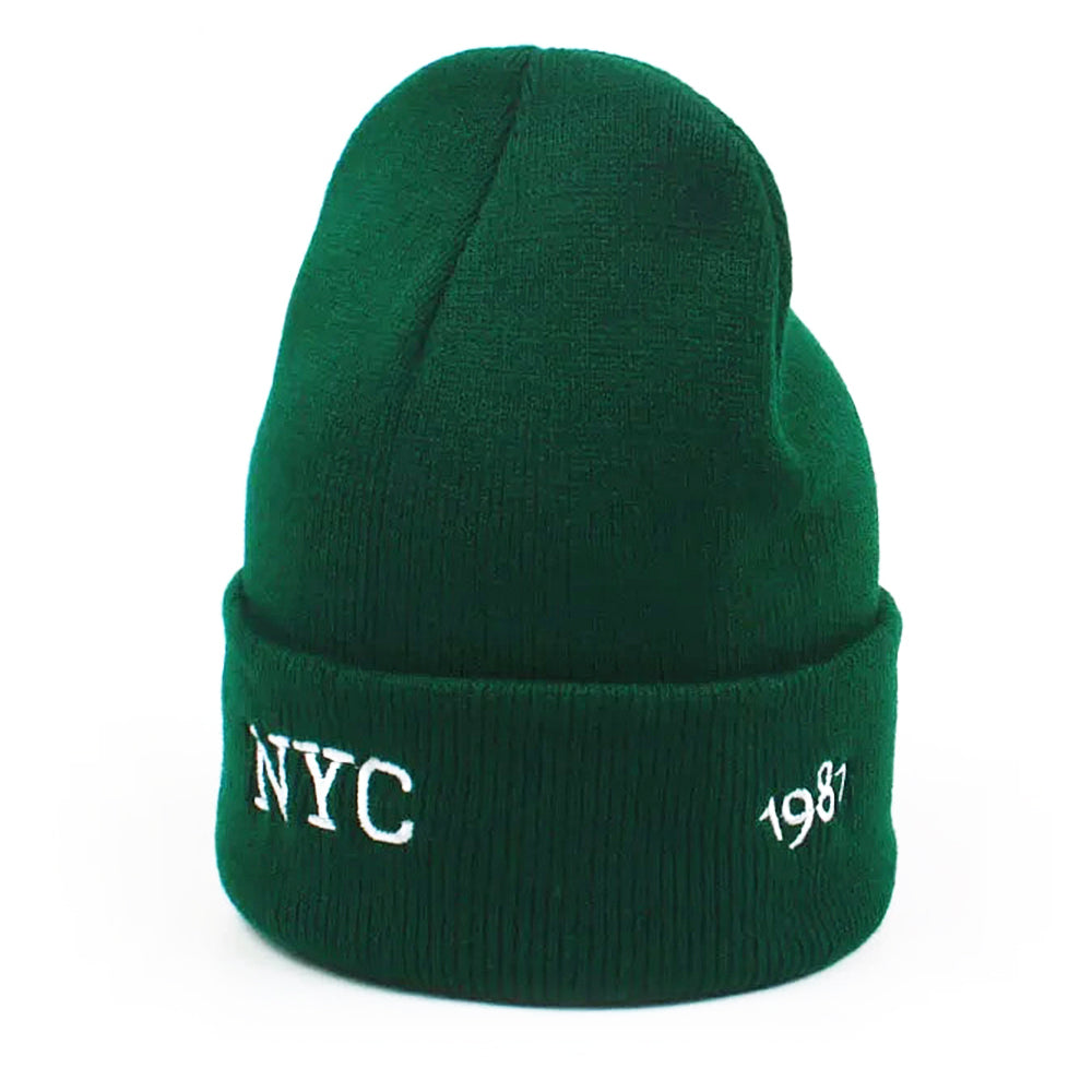 Grön beanie med brodyr i form av årtalet 1987