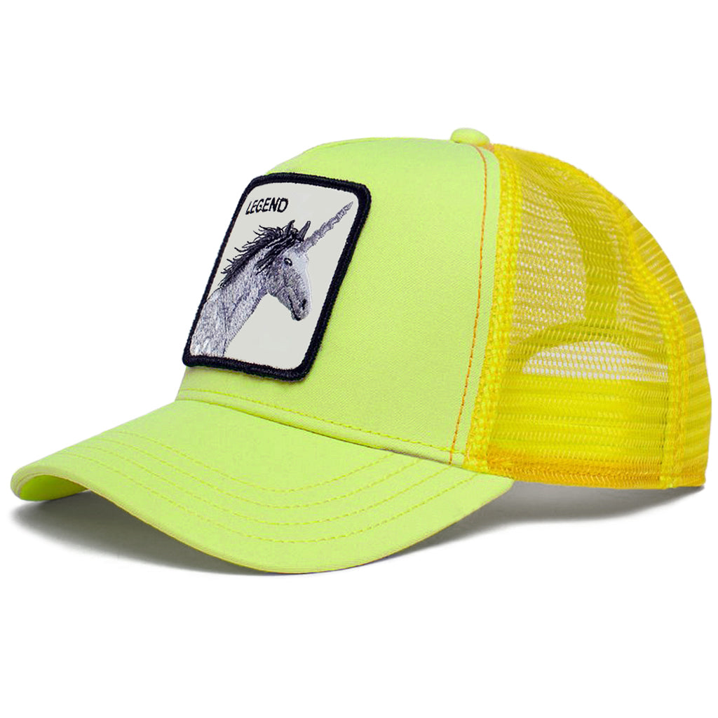 Gul trucker-keps med enhörning och texten legend broderad på tygpatch