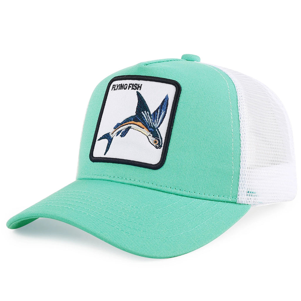 Turkos keps med flygfisk och texten flying fish broderad på tygpatch