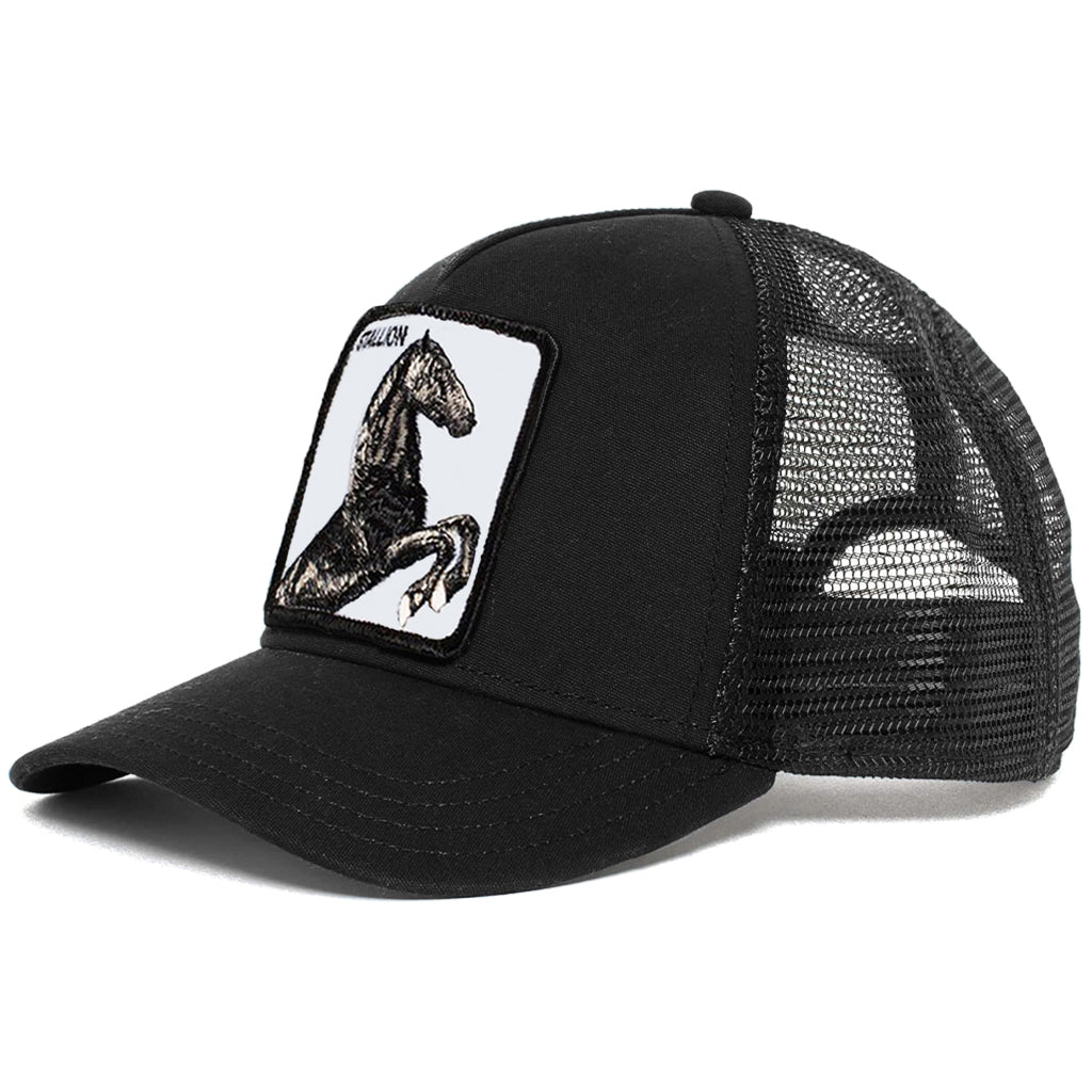 Svart trucker-keps med häst och texten stallion broderad på tygpatch