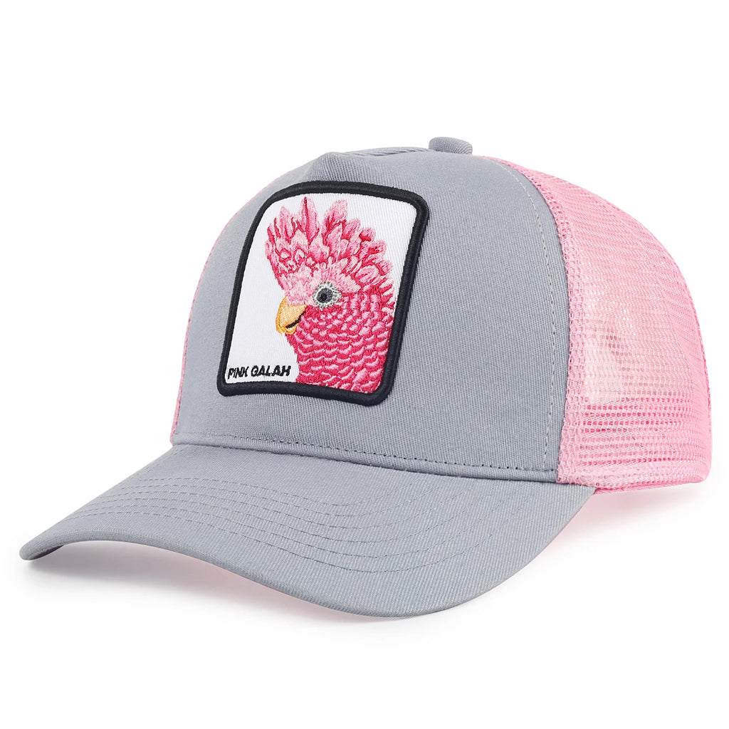 Rosa trucker-keps med kakadua och texten PINK GALAH broderad på tygpatch framtill