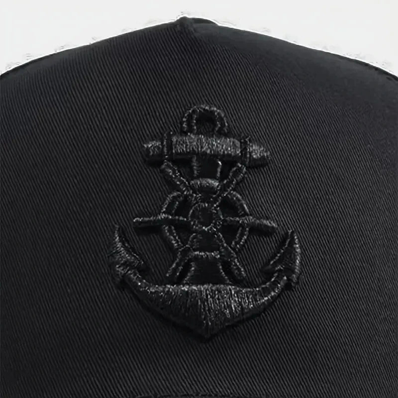 Svart justerbar keps med brodyr föreställande ankare