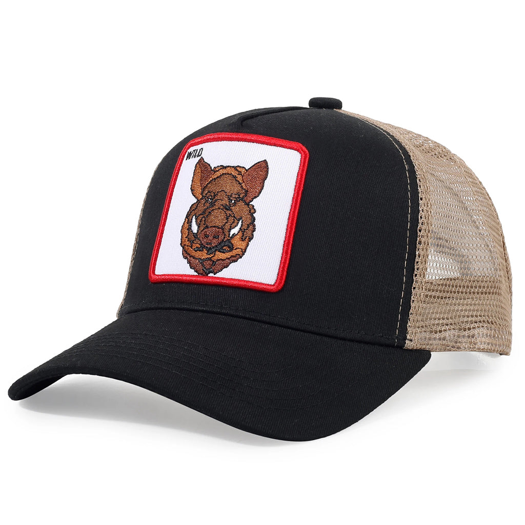Svart keps med vildsvin på och texten wild broderad på tygpatch framtill