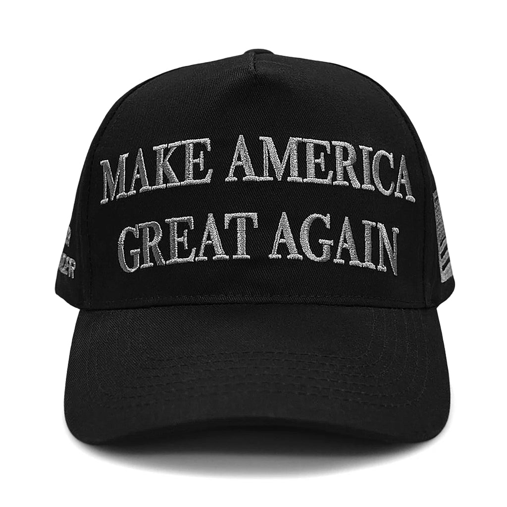 Svart keps med texten 'TRUMP' på baksidan och 'Make America Great Again' broderat på framsidan (Make America Great Again - Blackout MAGA Elon Musk Dark Never Surrender Hat)