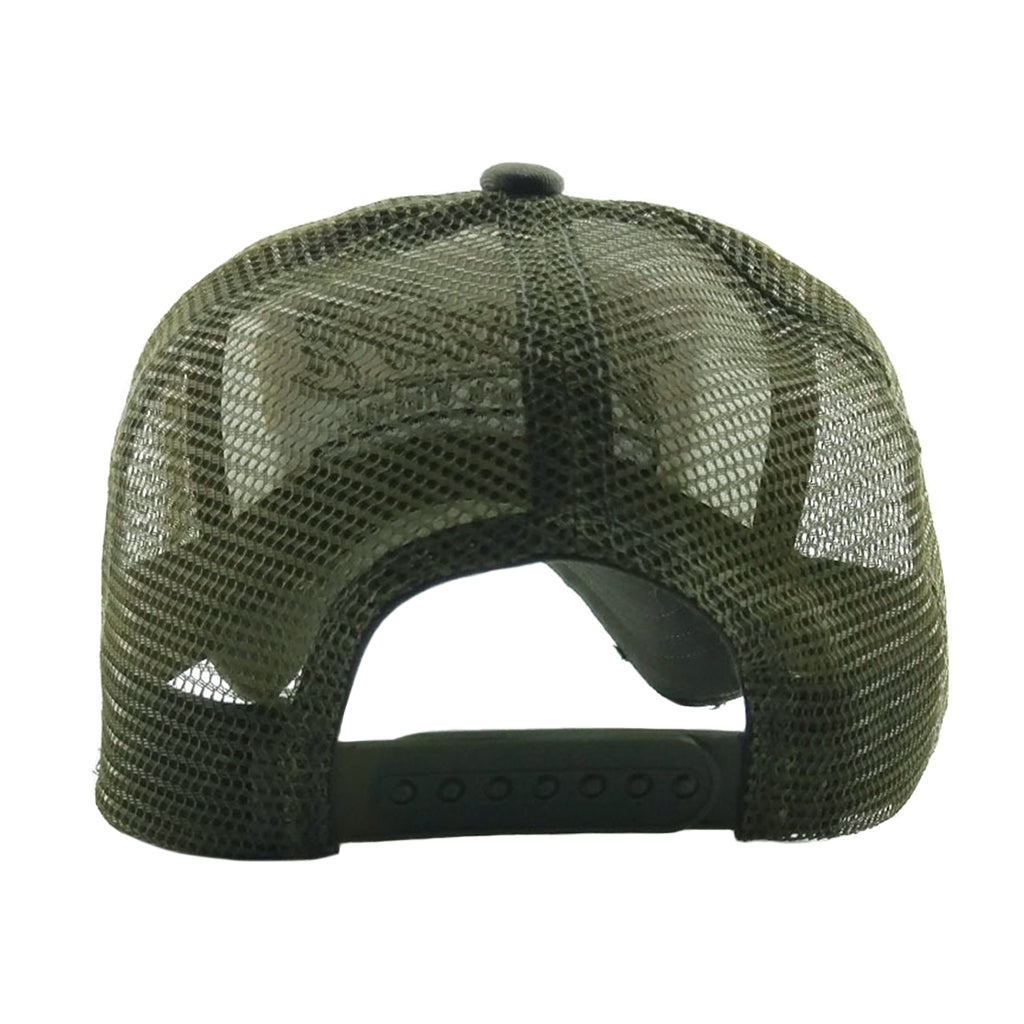 Militärgrön keps med textilbrodyr framtill.