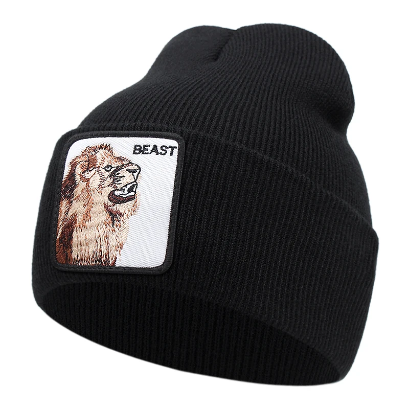 Svart mössa med djur (lejon) och texten beast broderat på tygpatch