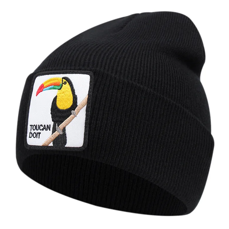 Svart mössa med djurmotiv och texten toucan do it på framsidan