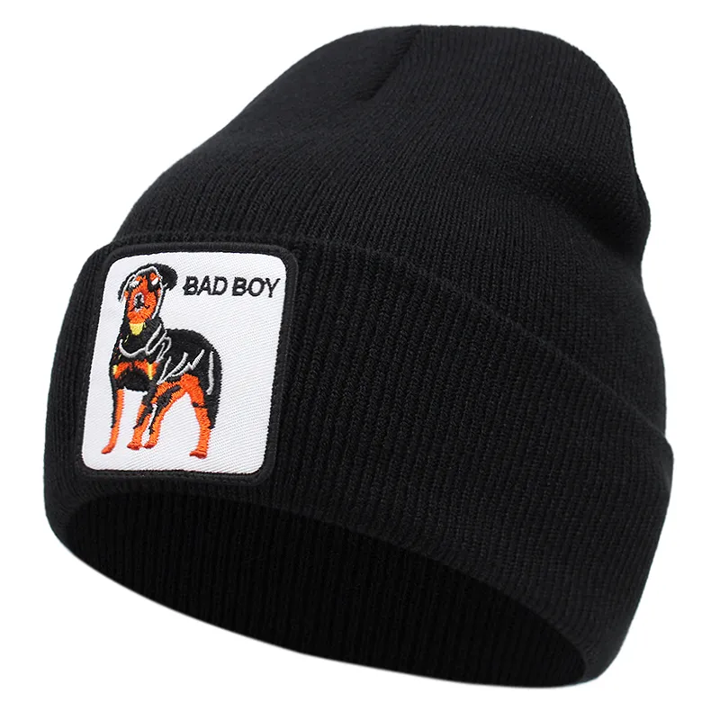 Svart mössa med rottweiler och texten bad boy broderad på tygpatch