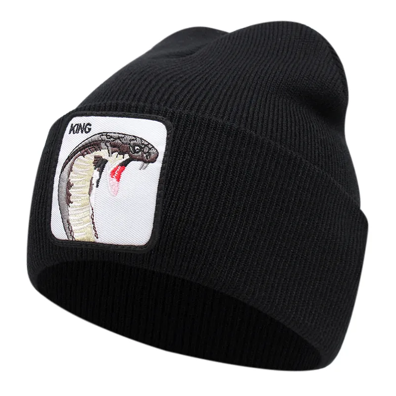 Svart mössa med orm och texten king broderad på tygpatch