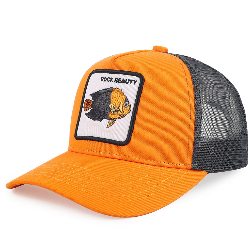 Orange trucker-keps med fisk på och texten rock beauty broderad på tygpatch framtill