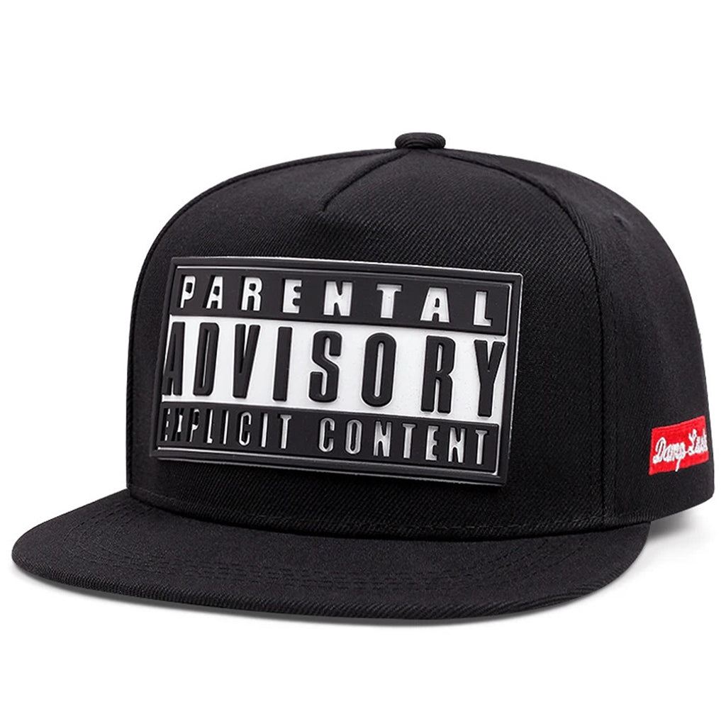 Svart snapback keps med det klassiska varningsmeddelandet PARENTAL ADVISORY på framsidan