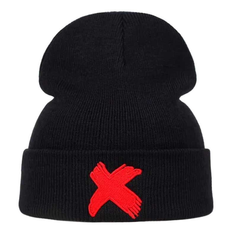 Ribbstickad svart mössa med ett X broderat i rött