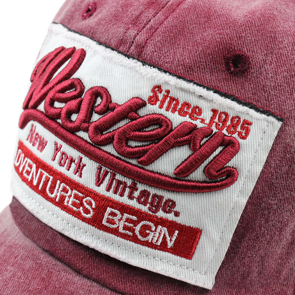 Billig röd keps med vintage-brodyr