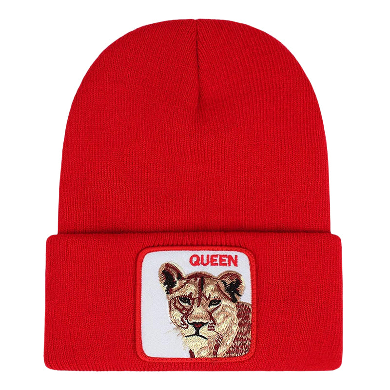 Ribbstickad röd mössa med lejon på