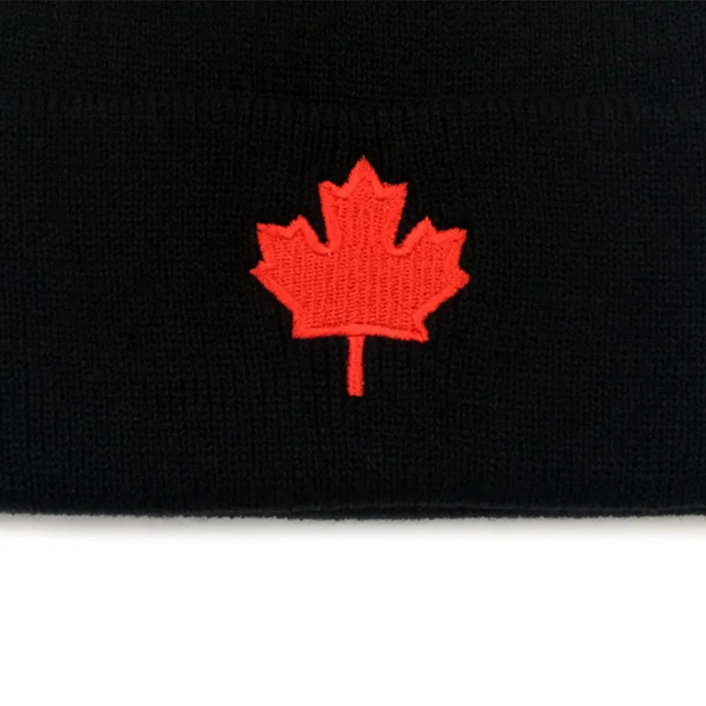 Beanie med rött löv