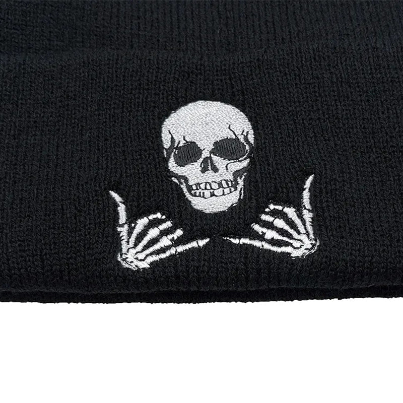 Mössa med brodyr föreställande dödskalle och skeletthänder