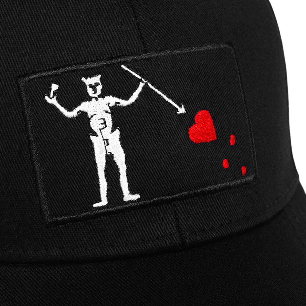 Skelett och hjärta på svart keps