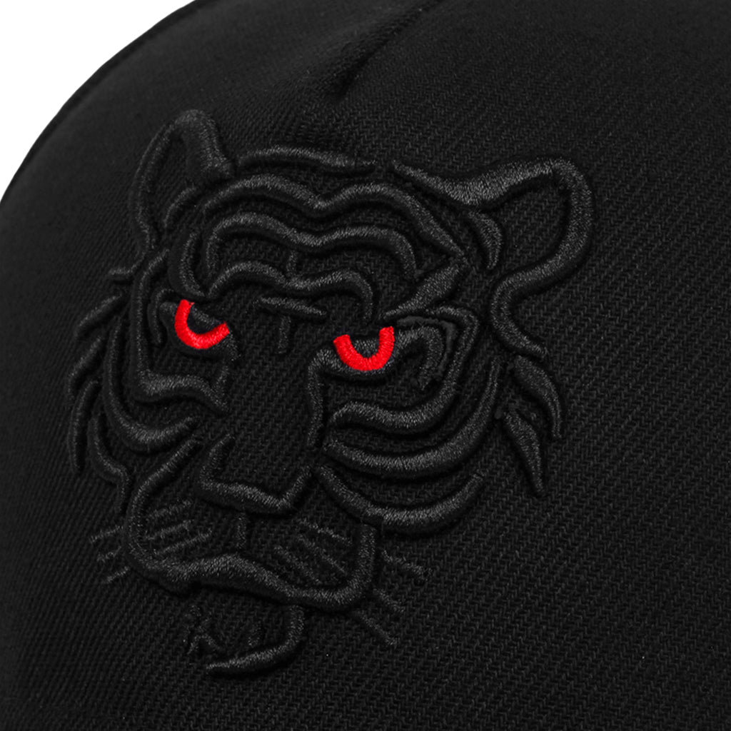 Svartfärgad snapback hat med djur på framsidan