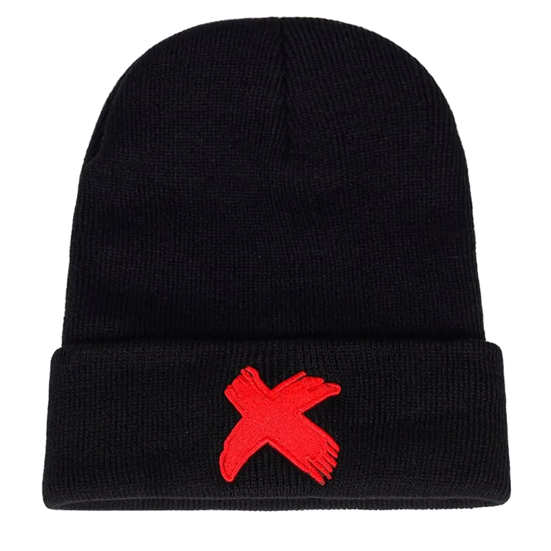 Helsvart mössa med brodyr i form av ett rött X
