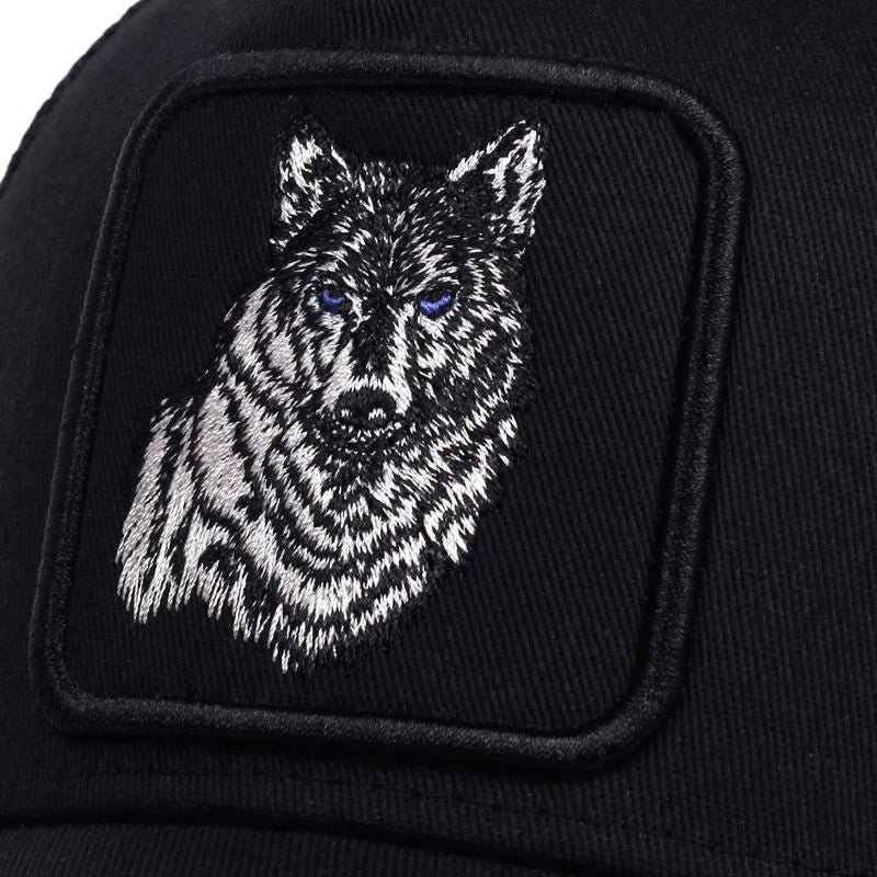 Svart trucker keps med varg med blåa ögon