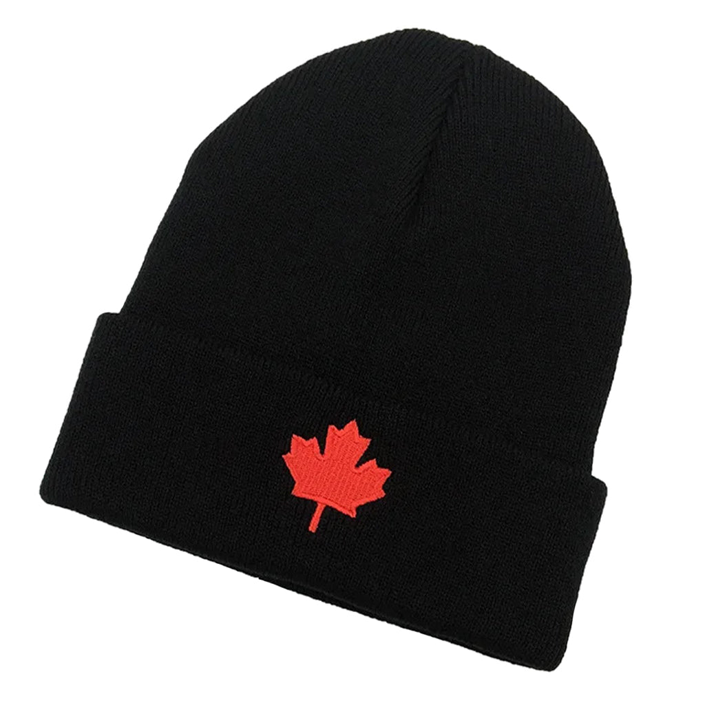 svart mössa med rött lönnlöv