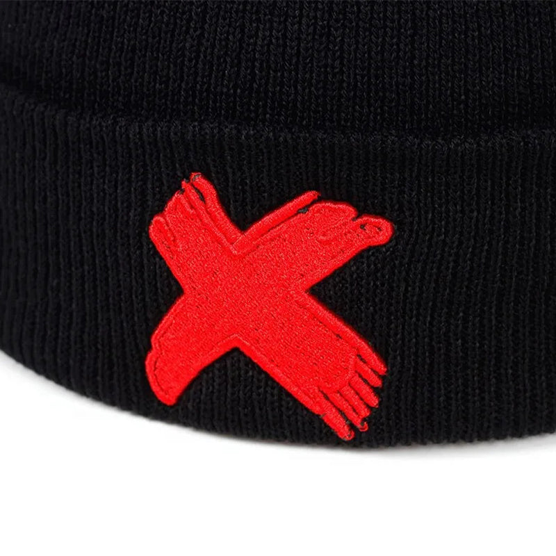 Svart beanie med rödfärgad kryss