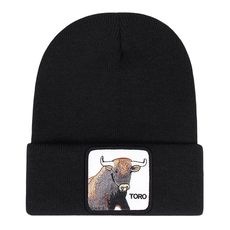 Ribbstickad svart mössa med tjur på